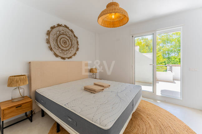 Meticulously Crafted Penthouse with an Expansive Rooftop Solarium in Los Arqueros