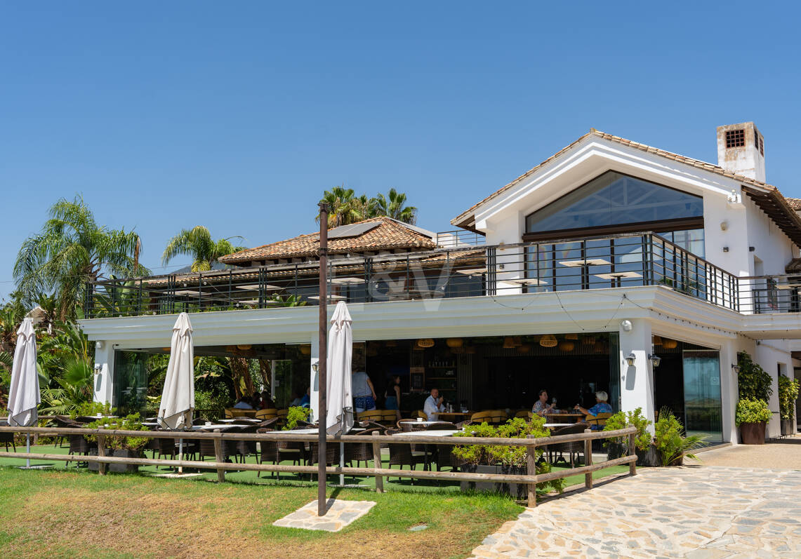 Meticulously Crafted Penthouse with an Expansive Rooftop Solarium in Los Arqueros