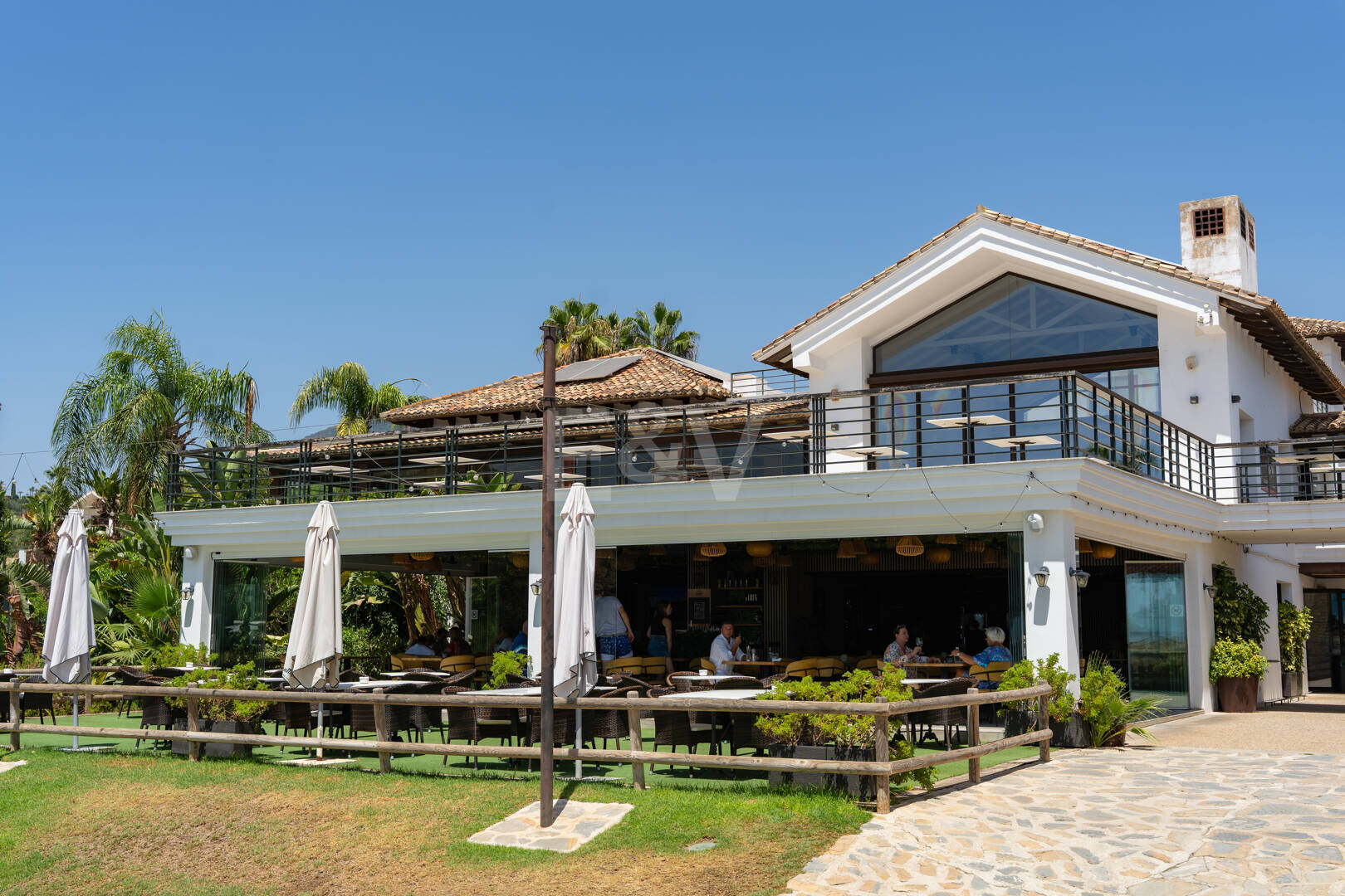 Meticulously Crafted Penthouse with an Expansive Rooftop Solarium in Los Arqueros