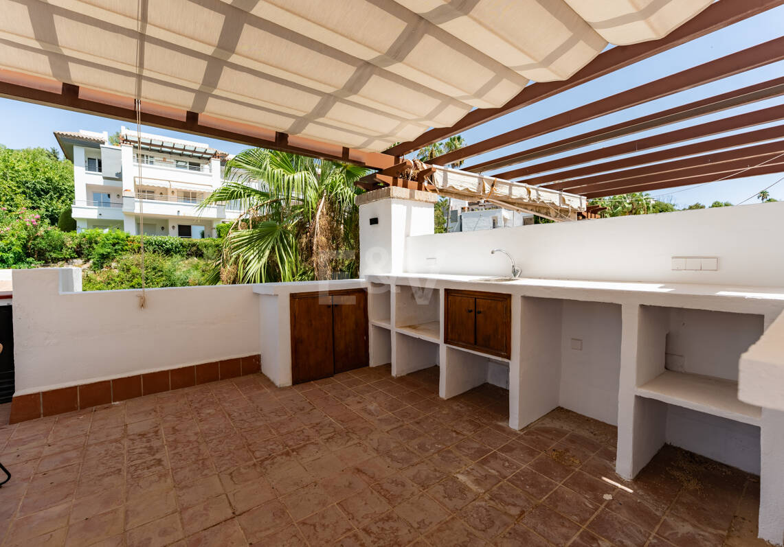 Meticulously Crafted Penthouse with an Expansive Rooftop Solarium in Los Arqueros