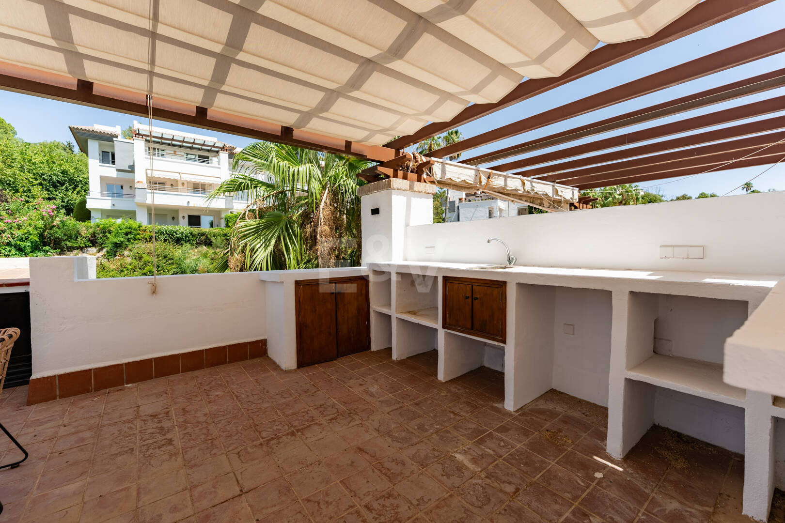 Meticulously Crafted Penthouse with an Expansive Rooftop Solarium in Los Arqueros