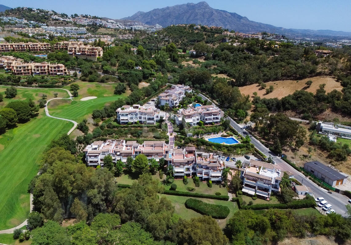 Meticulously Crafted Penthouse with an Expansive Rooftop Solarium in Los Arqueros