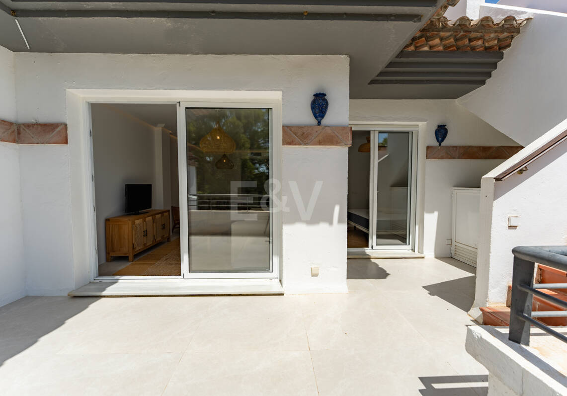Meticulously Crafted Penthouse with an Expansive Rooftop Solarium in Los Arqueros