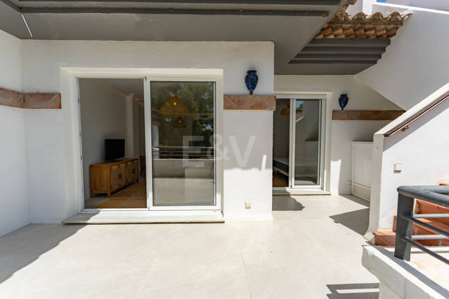 Meticulously Crafted Penthouse with an Expansive Rooftop Solarium in Los Arqueros