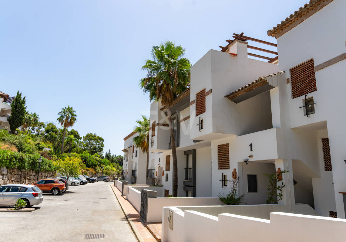 Meticulously Crafted Penthouse with an Expansive Rooftop Solarium in Los Arqueros