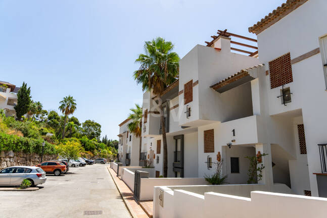 Meticulously Crafted Penthouse with an Expansive Rooftop Solarium in Los Arqueros