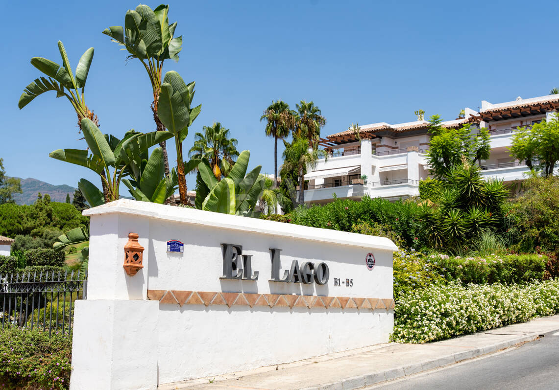Meticulously Crafted Penthouse with an Expansive Rooftop Solarium in Los Arqueros