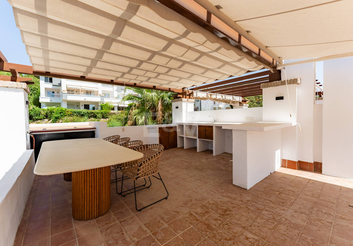 Meticulously Crafted Penthouse with an Expansive Rooftop Solarium in Los Arqueros