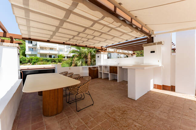 Meticulously Crafted Penthouse with an Expansive Rooftop Solarium in Los Arqueros
