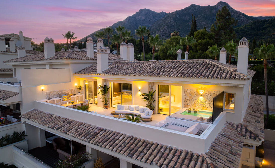 Located in the prestigious gated community of Condado de Sierra Blanca, directly below Sierra Blanca, this elegant penthouse offers four...