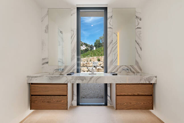 Ny Villa med havsutsikt i en gated Golf urbanisering i Marbella Club Golf Resort