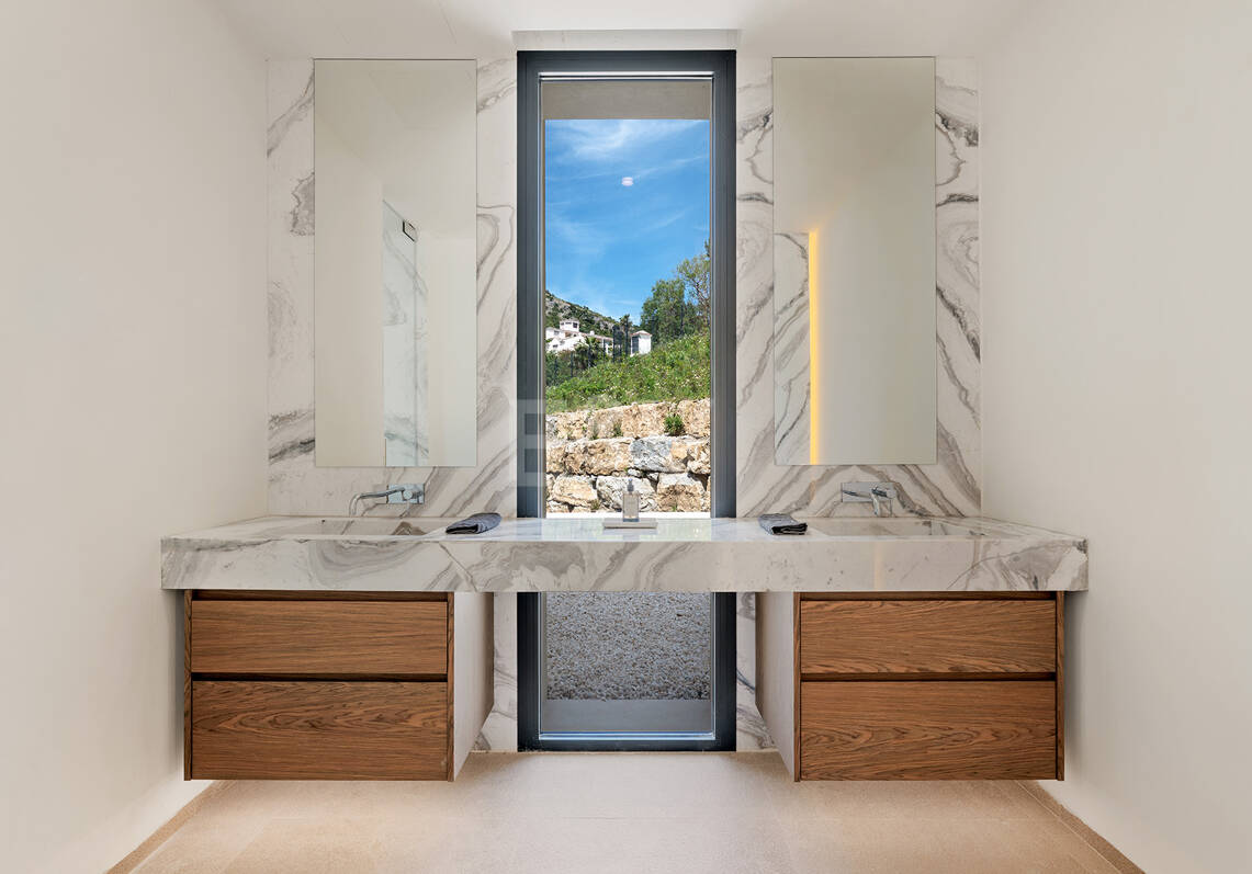 Ny Villa med havsutsikt i en gated Golf urbanisering i Marbella Club Golf Resort