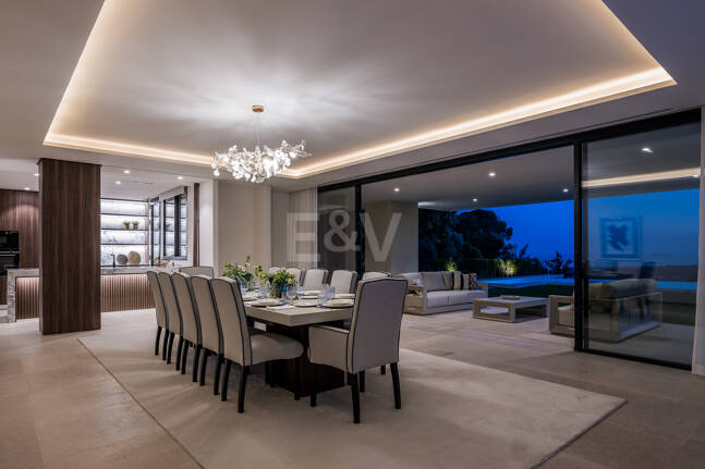 Ny Villa med havsutsikt i en gated Golf urbanisering i Marbella Club Golf Resort