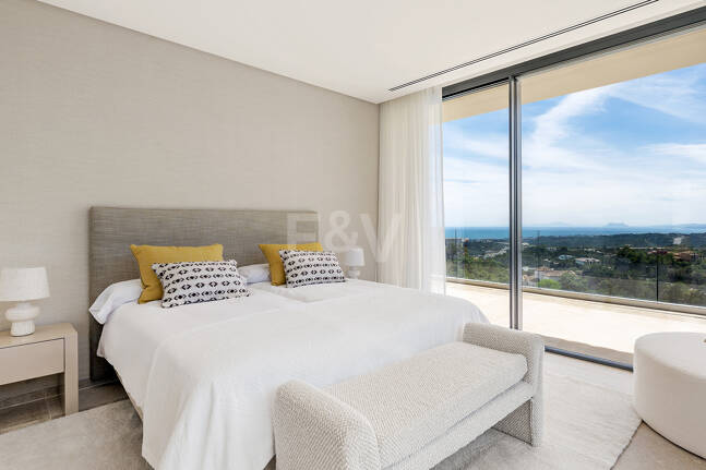Ny Villa med havsutsikt i en gated Golf urbanisering i Marbella Club Golf Resort