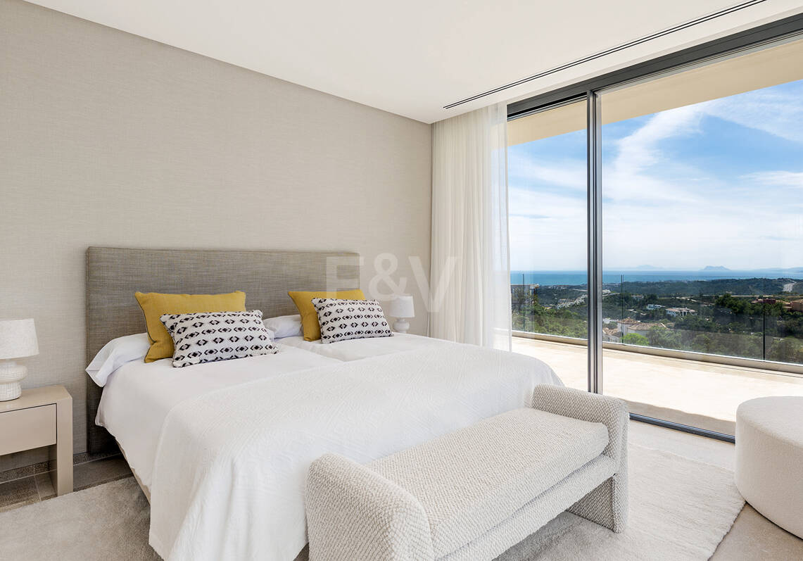 Ny Villa med havsutsikt i en gated Golf urbanisering i Marbella Club Golf Resort