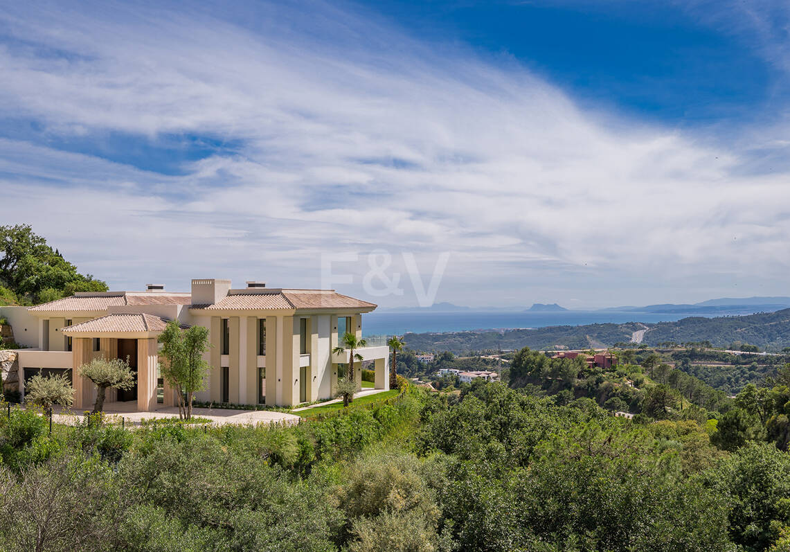 Ny Villa med havsutsikt i en gated Golf urbanisering i Marbella Club Golf Resort