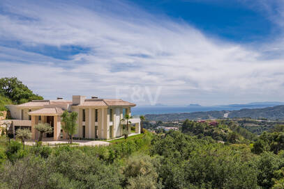 Ny Villa med havsutsikt i en gated Golf urbanisering i Marbella Club Golf Resort