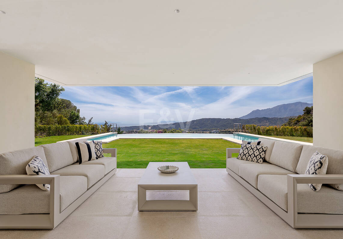 Ny Villa med havsutsikt i en gated Golf urbanisering i Marbella Club Golf Resort
