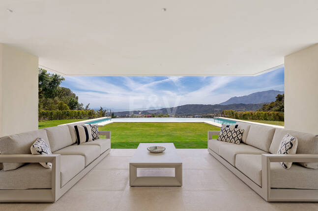 Ny Villa med havsutsikt i en gated Golf urbanisering i Marbella Club Golf Resort
