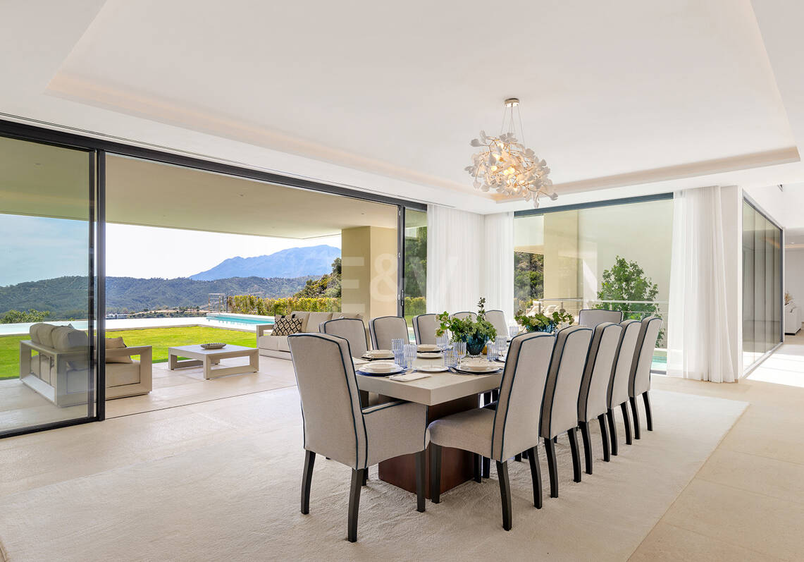 Ny Villa med havsutsikt i en gated Golf urbanisering i Marbella Club Golf Resort
