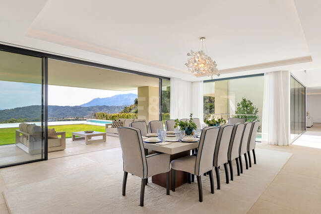Ny Villa med havsutsikt i en gated Golf urbanisering i Marbella Club Golf Resort