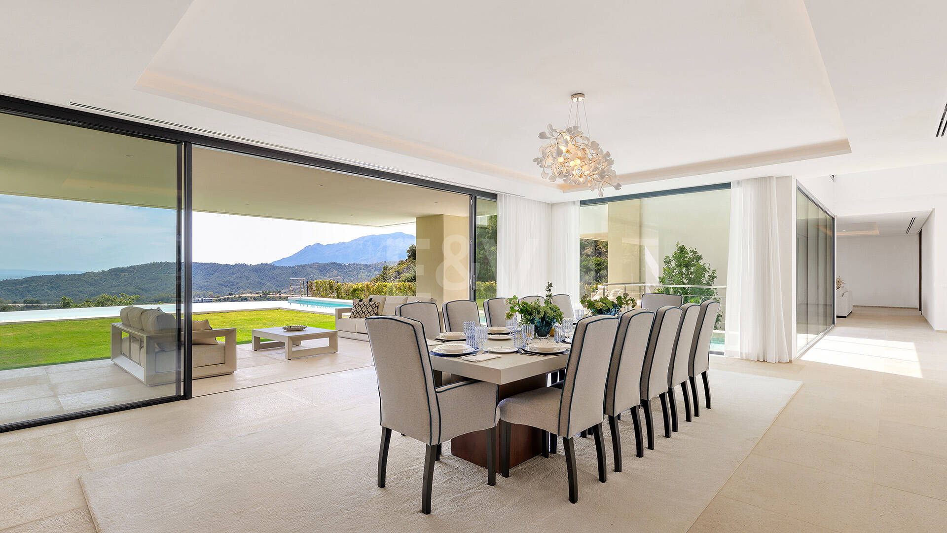 Ny Villa med havsutsikt i en gated Golf urbanisering i Marbella Club Golf Resort
