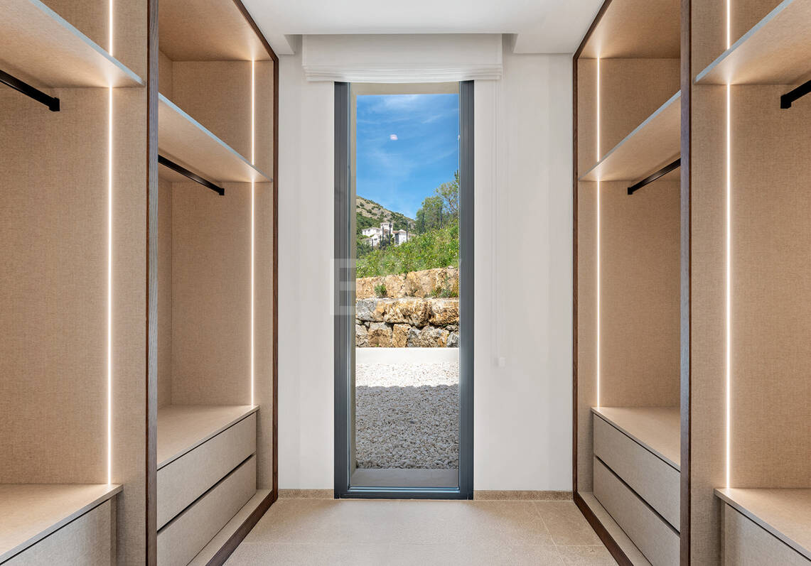 Ny Villa med havsutsikt i en gated Golf urbanisering i Marbella Club Golf Resort