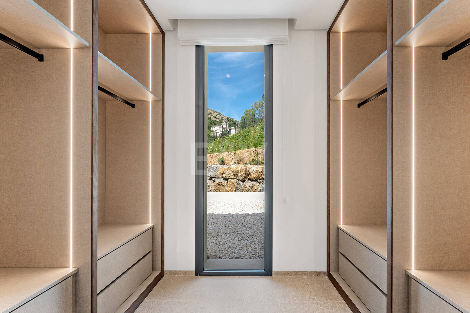 Ny Villa med havsutsikt i en gated Golf urbanisering i Marbella Club Golf Resort