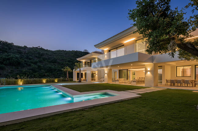 Ny Villa med havsutsikt i en gated Golf urbanisering i Marbella Club Golf Resort