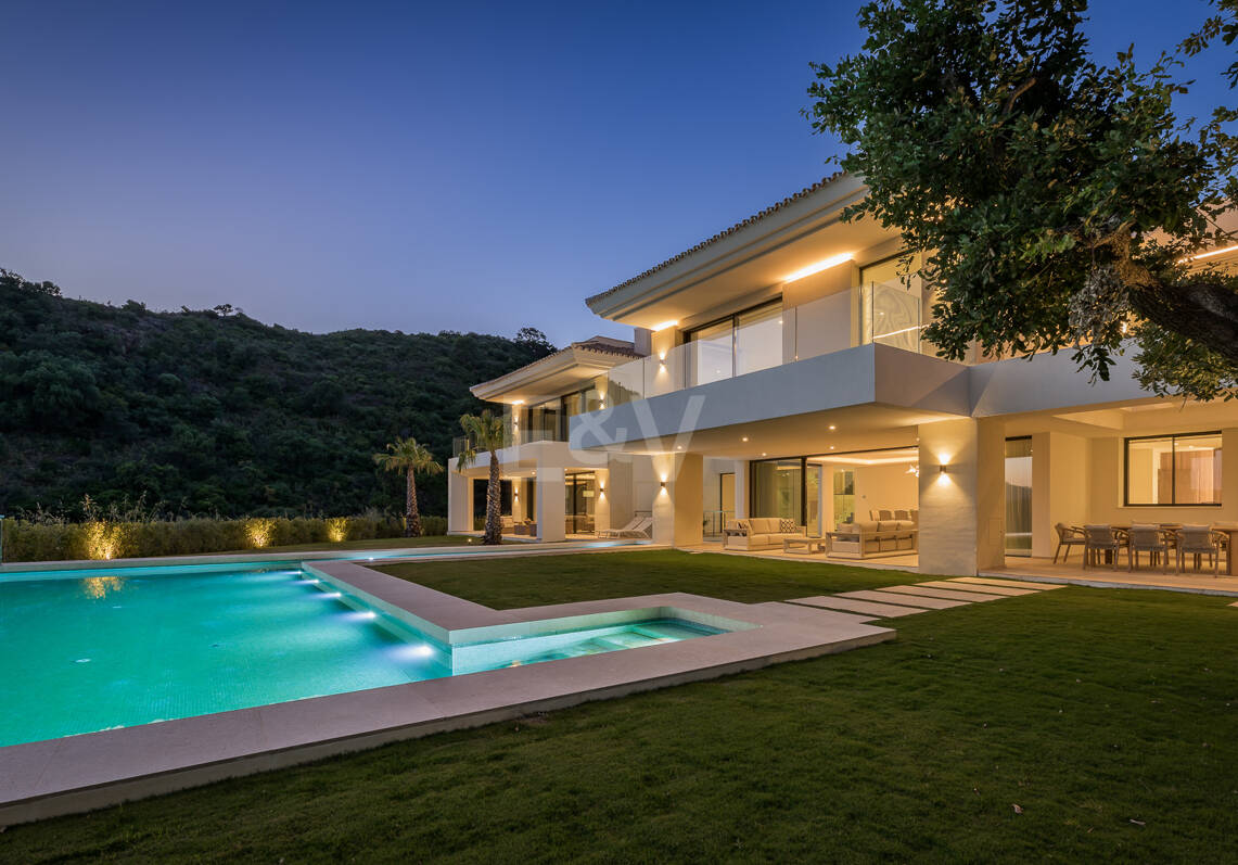 Ny Villa med havsutsikt i en gated Golf urbanisering i Marbella Club Golf Resort