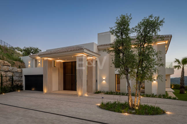Ny Villa med havsutsikt i en gated Golf urbanisering i Marbella Club Golf Resort
