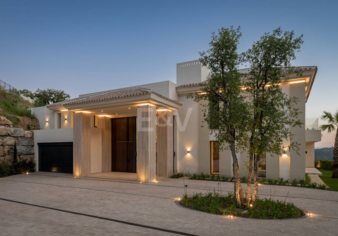 Ny Villa med havsutsikt i en gated Golf urbanisering i Marbella Club Golf Resort