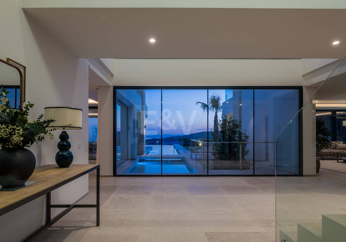 Ny Villa med havsutsikt i en gated Golf urbanisering i Marbella Club Golf Resort