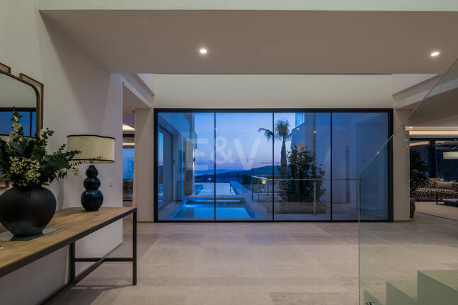 Ny Villa med havsutsikt i en gated Golf urbanisering i Marbella Club Golf Resort