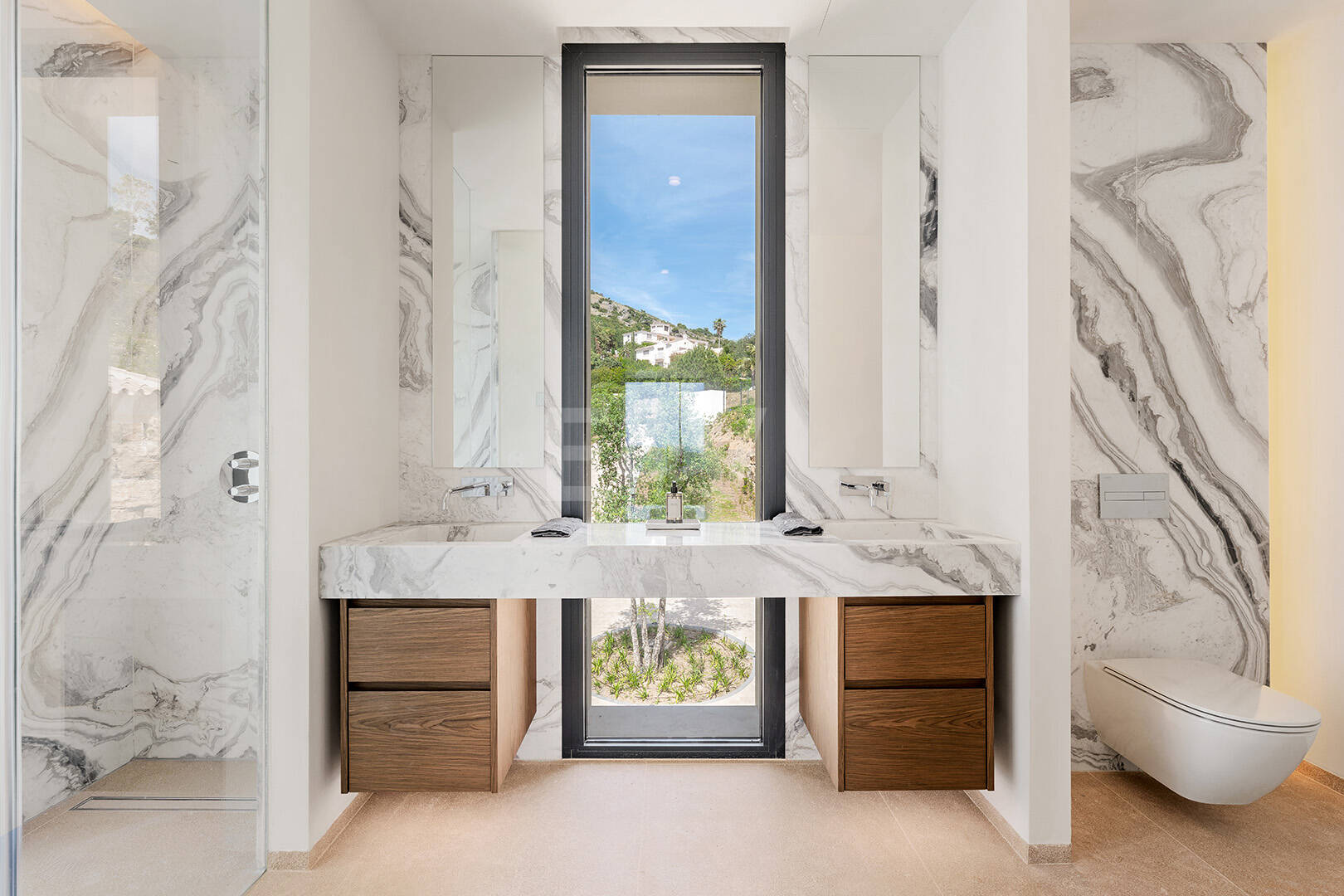 Ny Villa med havsutsikt i en gated Golf urbanisering i Marbella Club Golf Resort