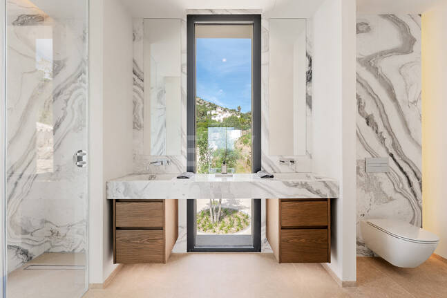 Ny Villa med havsutsikt i en gated Golf urbanisering i Marbella Club Golf Resort