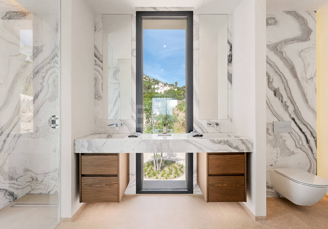 Ny Villa med havsutsikt i en gated Golf urbanisering i Marbella Club Golf Resort