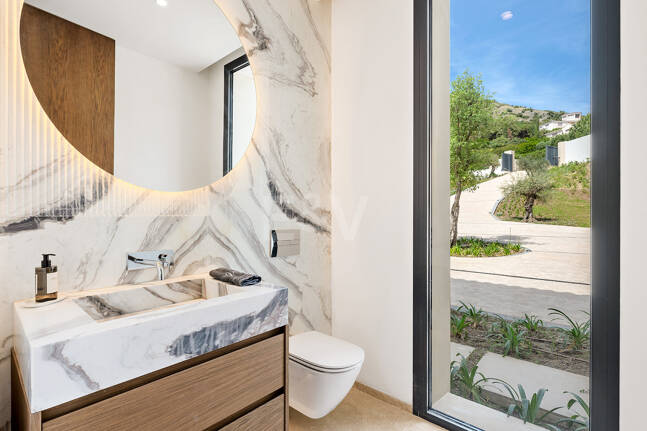 Ny Villa med havsutsikt i en gated Golf urbanisering i Marbella Club Golf Resort