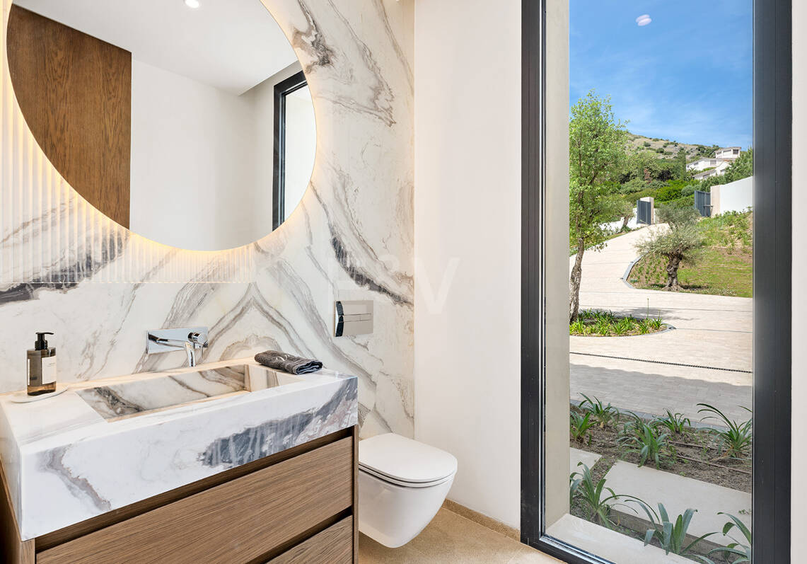 Ny Villa med havsutsikt i en gated Golf urbanisering i Marbella Club Golf Resort