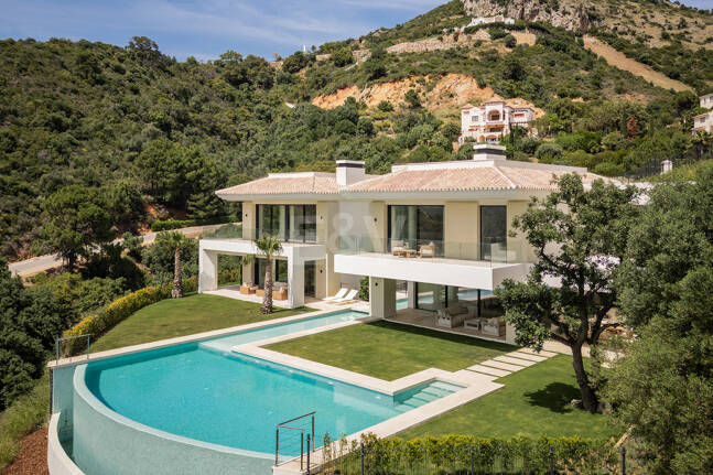 Ny Villa med havsutsikt i en gated Golf urbanisering i Marbella Club Golf Resort