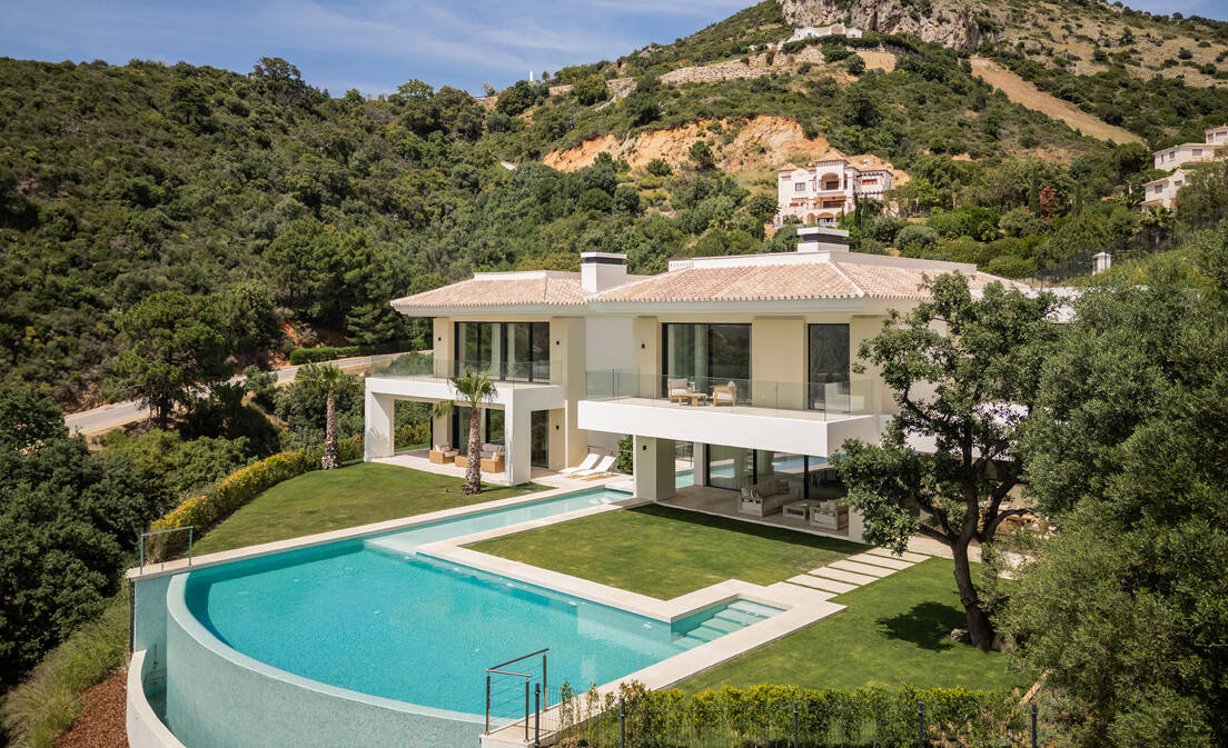 Just 15 minutes from Puerto Banús and Estepona and approximately 20 minutes from Marbella, this impressive residence enjoys a privileged...