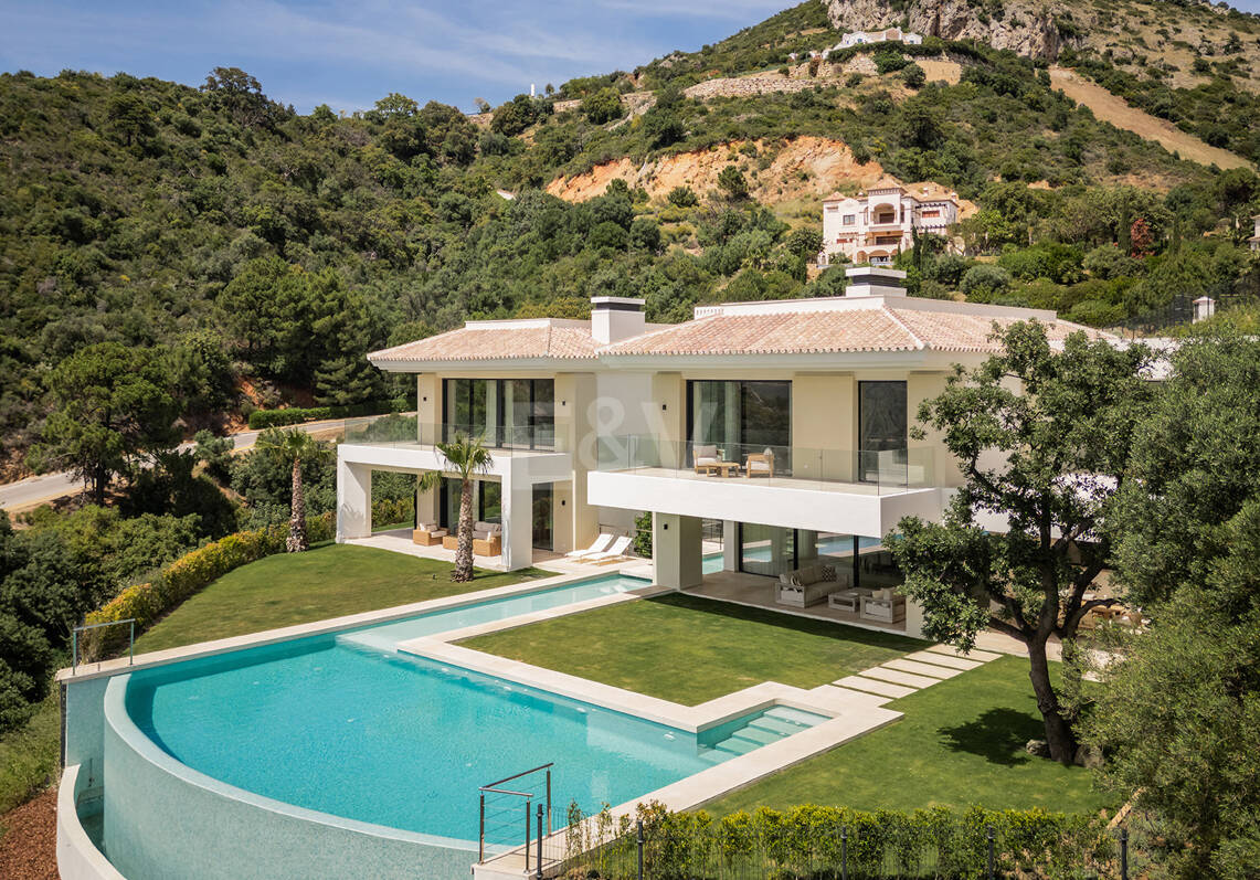 Ny Villa med havsutsikt i en gated Golf urbanisering i Marbella Club Golf Resort