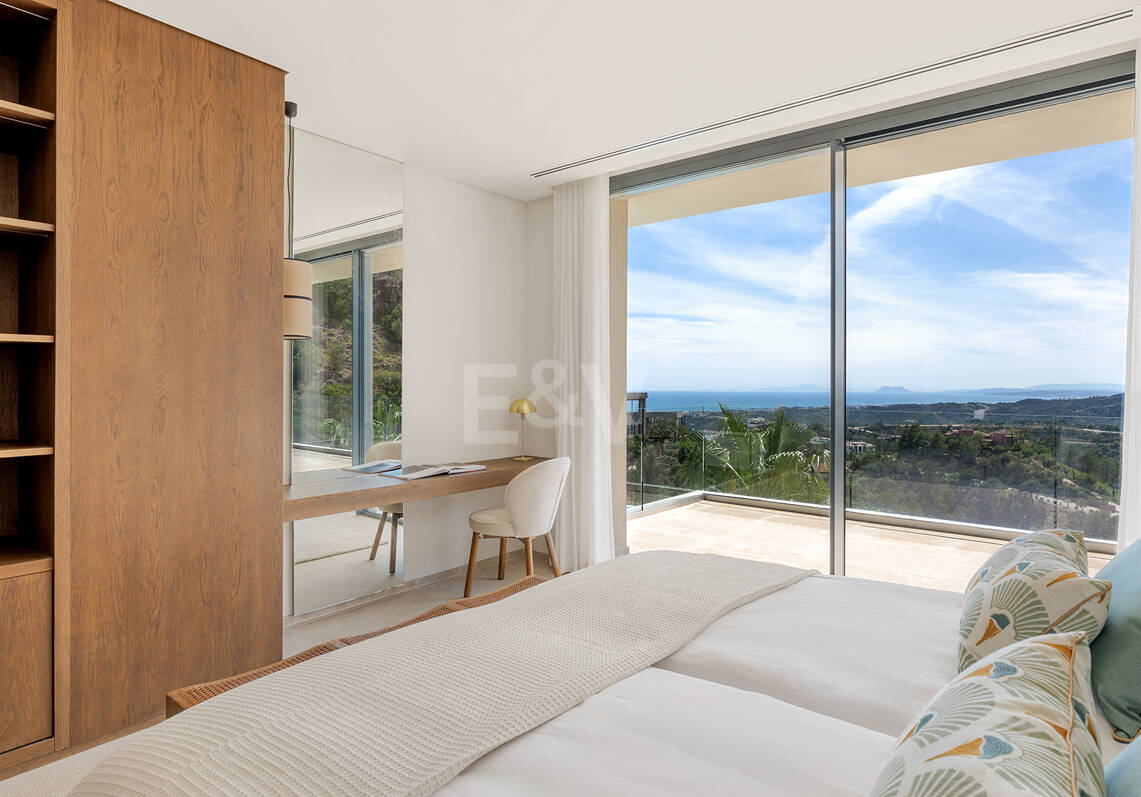 Ny Villa med havsutsikt i en gated Golf urbanisering i Marbella Club Golf Resort