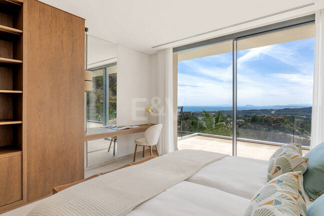 Ny Villa med havsutsikt i en gated Golf urbanisering i Marbella Club Golf Resort