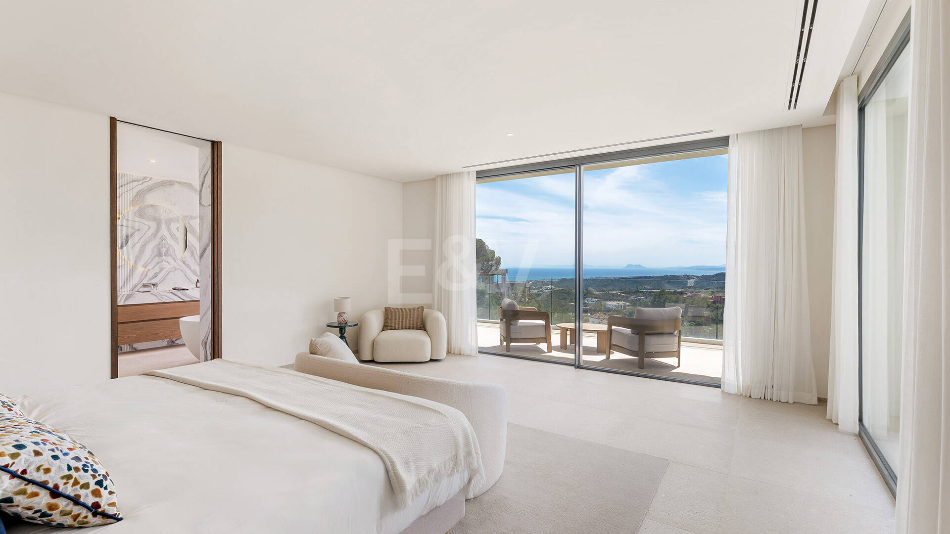 Ny Villa med havsutsikt i en gated Golf urbanisering i Marbella Club Golf Resort