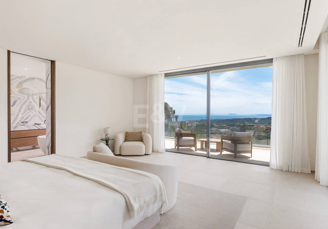 Ny Villa med havsutsikt i en gated Golf urbanisering i Marbella Club Golf Resort
