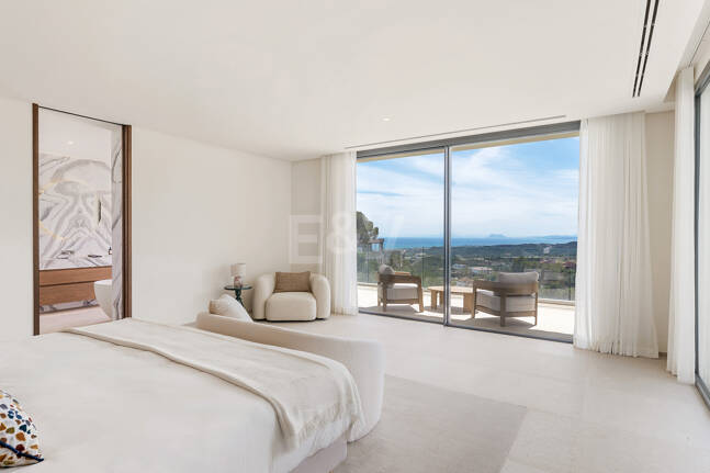 Ny Villa med havsutsikt i en gated Golf urbanisering i Marbella Club Golf Resort