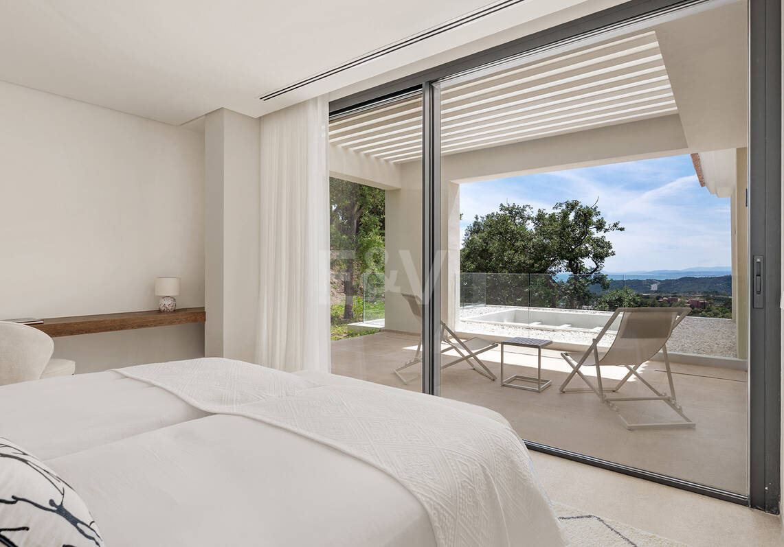Ny Villa med havsutsikt i en gated Golf urbanisering i Marbella Club Golf Resort