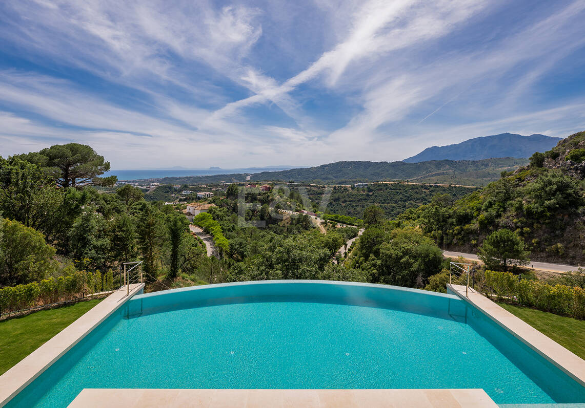 Ny Villa med havsutsikt i en gated Golf urbanisering i Marbella Club Golf Resort