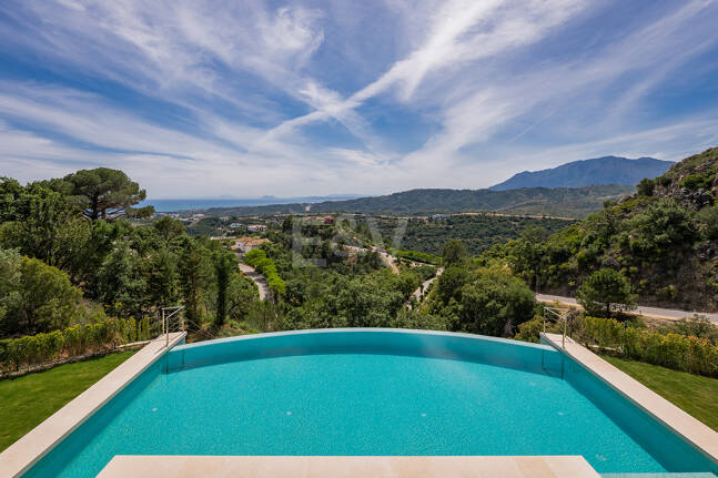 Ny Villa med havsutsikt i en gated Golf urbanisering i Marbella Club Golf Resort